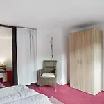 Gaestehaus Roth 度假居 *